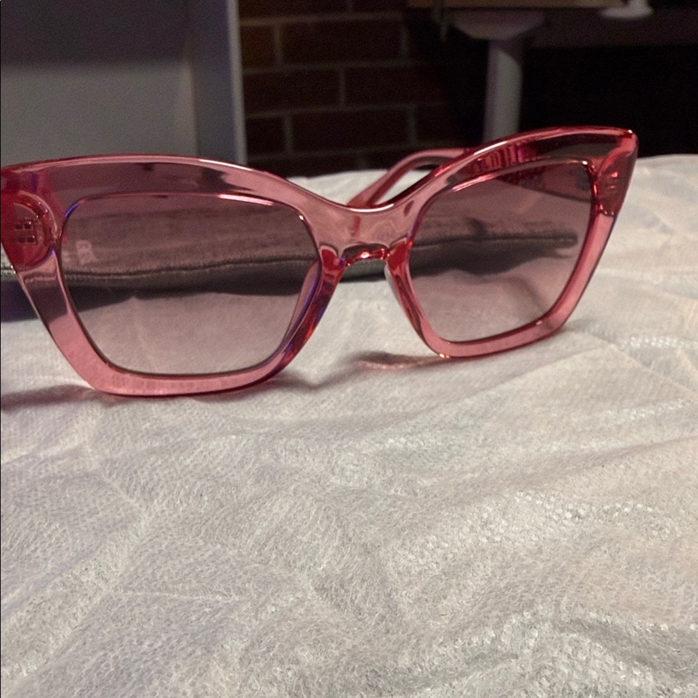 NWOT Kenneth Cole Reaction Pink Cat Eye Sunglasses